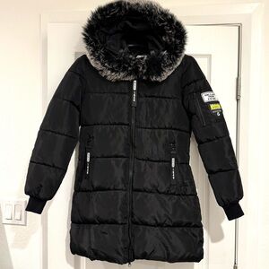 Stylish Black Puffer Jacket with Faux Fur Trim